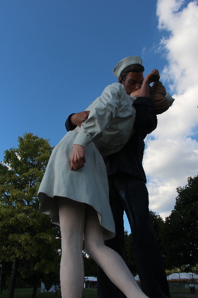 IMG_4893-Embracing Peace-Seward Johnson.jpg